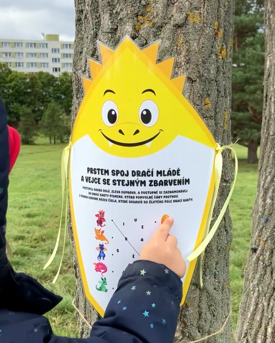 Žlutý drak se stanovištěm na stromě