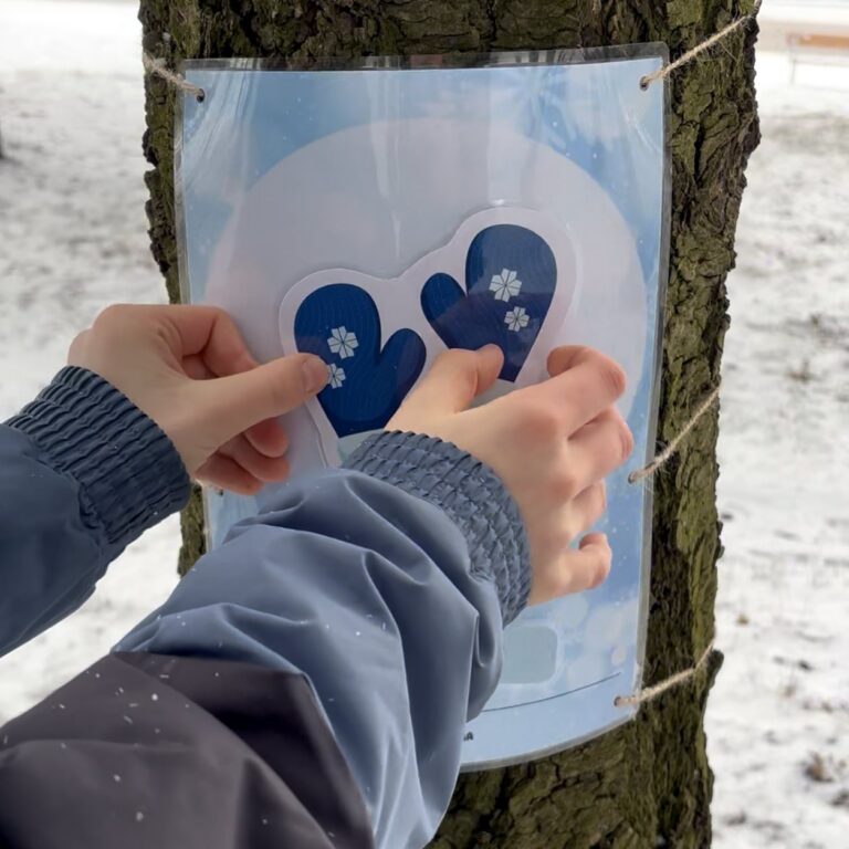 Přikládání obrázku rukavic ke stínu na stromě